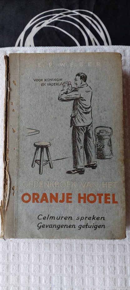 Gedenkboek van het "Oranjehotel". Celmuren spreken gevangenen getuigen